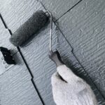 屋根塗装をしている手元