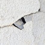 穴の開いた外壁